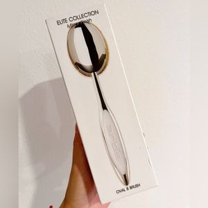Artis Elite Oval 8 Makeup Brush Use With Liquids, Powders, and Creams